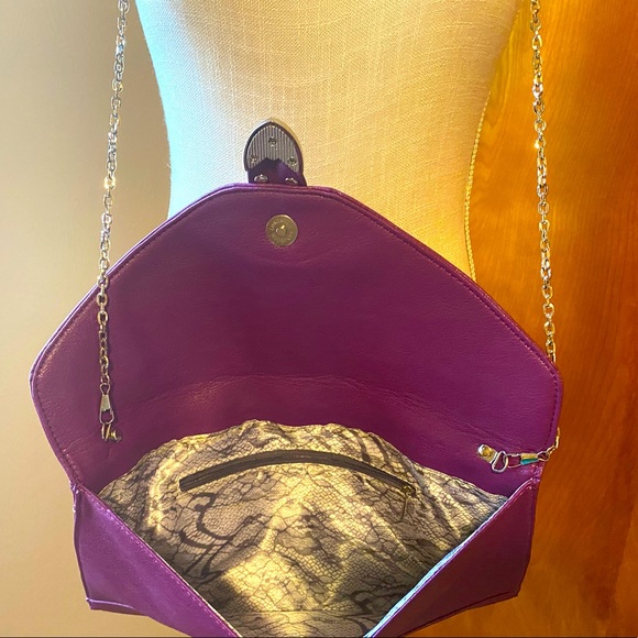 Purple envelope purse with silver chain strap - Picture 4 of 6